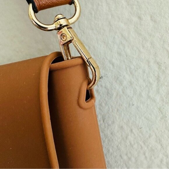 Ryan & Rose Silicone Crossbody Color Saddle - Picture 7 of 14